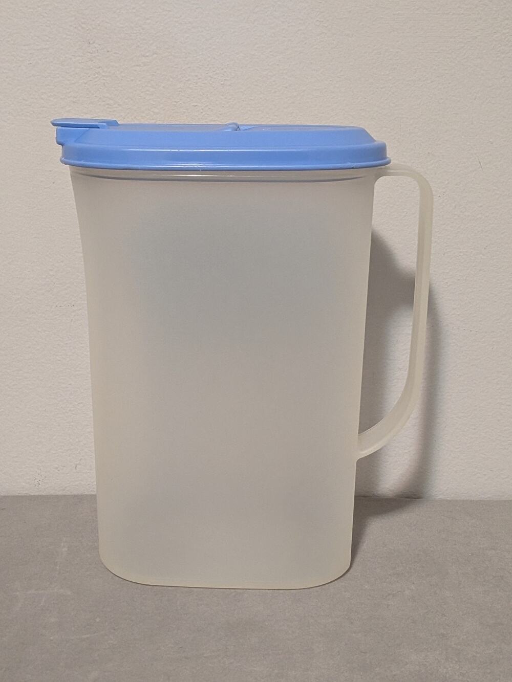 Vintage Tupperware Slimline 2 Quart Refrigerator Pitcher Sheer Base Blue Lid